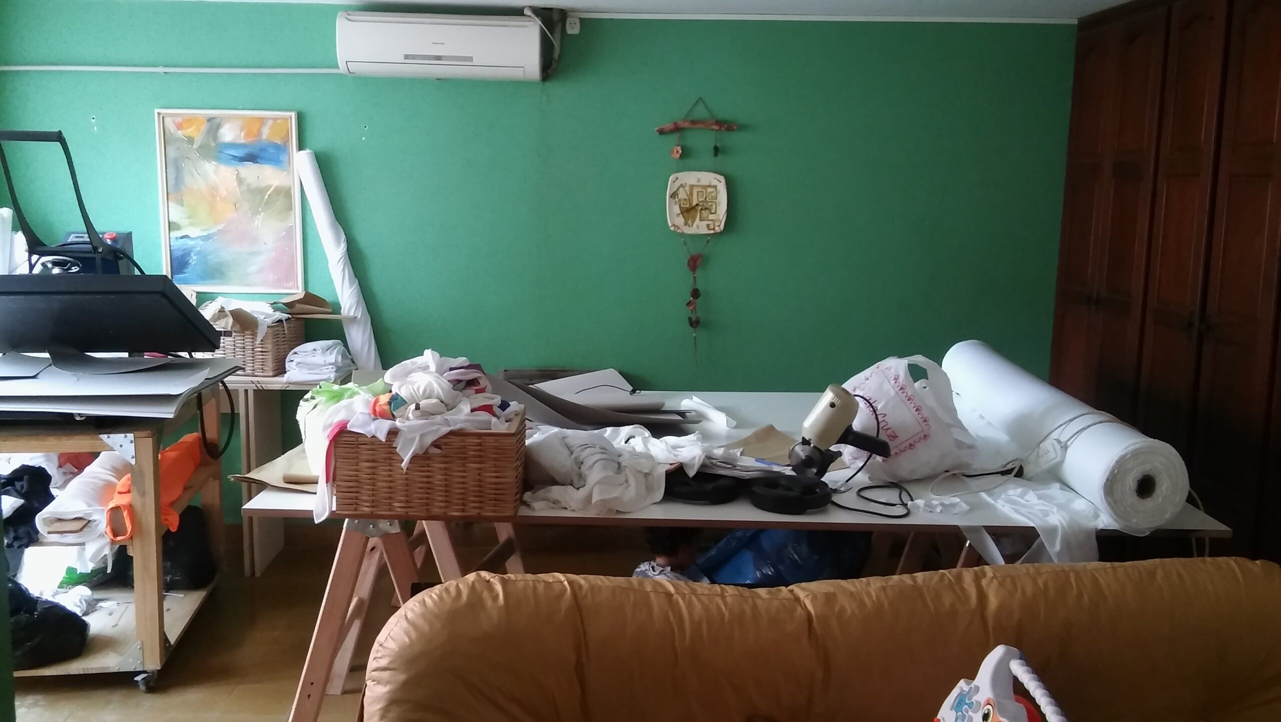 Primer espacio de trabajo de Jacana en el salón del hogar, en 2016.